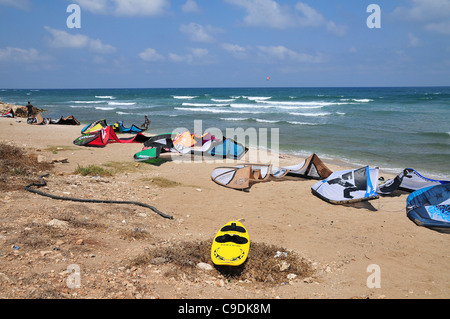Kitesurfen im Mittelmeer fotografiert in Haifa, Israel Stockfoto