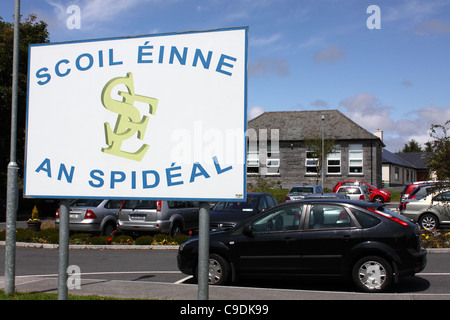 Scoil Einne, einer Grundschule in Spiddal Connemara, Irland, mit Zeichen geschrieben auf Irisch / Gälisch Stockfoto