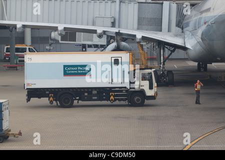 Flughafen-Essen-Service LKW liefern Essen auf Flugzeug am Hong Kong International Airport Stockfoto