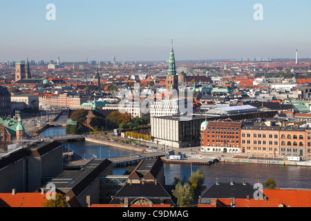 Luftbild der Innenstadt Kopenhagens - Slotsholm-Kanal - Havnegade - Zentralbank, Nationalbank von Dänemark, Nikolaj Kirche usw. Stockfoto