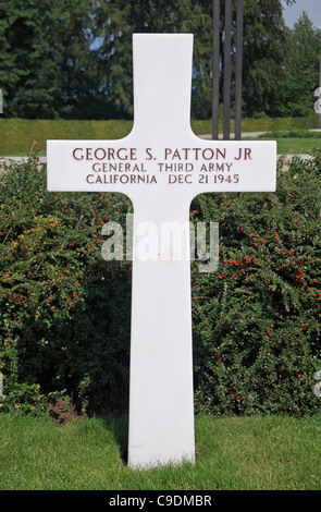 Inschrift auf dem Kreuz Grabstein von General George S. Patton Jr. in Luxembourg American Cemetery, Luxemburg. Stockfoto