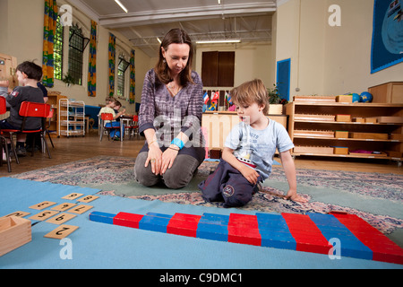 Kinder spielen mit alternativen Aktivitäten im Paint Pots Montessorischule, Hyde Park Crescent, London W2. Foto: Jeff Gilbert Stockfoto