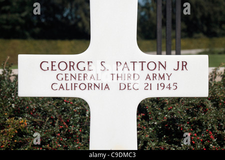 Inschrift auf dem Kreuz Grabstein von General George S. Patton Jr. in Luxembourg American Cemetery, Luxemburg. Stockfoto