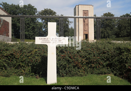 Inschrift auf dem Kreuz Grabstein von General George S. Patton Jr. in Luxembourg American Cemetery, Luxemburg. Stockfoto