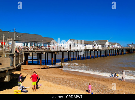 Southwold Pier im Sommer bei Urlaubern am Strand Suffolk England UK Stockfoto