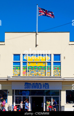 Eingang zum Southwold Pier in Suffolk England mit Union Jack-Flagge auf dem Dach Stockfoto