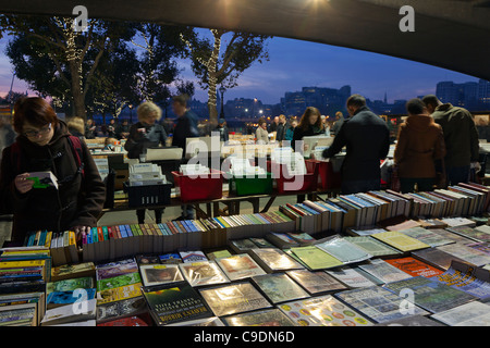 Die Open-Air Second-Hand Buchverkauf auf der South Bank London vor Weihnachten in der Abenddämmerung Stockfoto