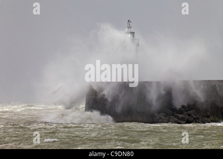 Newhaven Harbour Eintritt Leuchtturm auf einen harten Tag Stockfoto