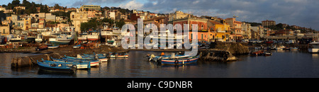 Panoramablick auf den kleinen Hafen Aci Trezza, Aci Trezza, Sizilien, Italien Stockfoto