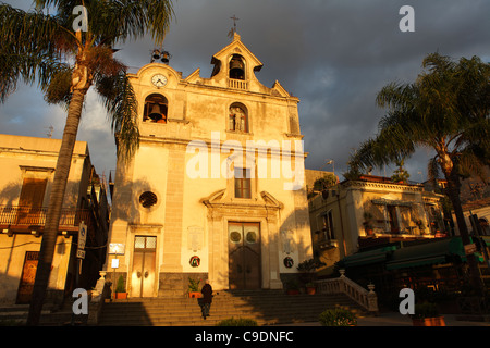 Kirche San Giovanni Battista in Aci Trezza, Sizilien, Italien Stockfoto