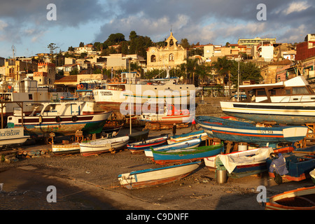 Boote in den kleinen Hafen Acitrezza, Aci Trezza, Sizilien, Italien Stockfoto