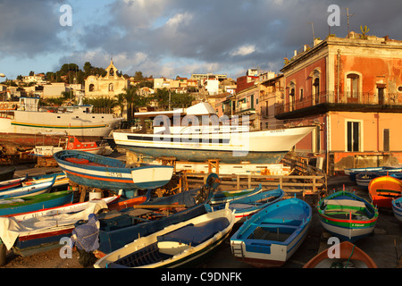 Boote in den kleinen Hafen Acitrezza, Aci Trezza, Sizilien, Italien Stockfoto