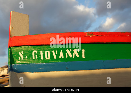 Detail von einem bunten Ruderboot im Hafen von Aci Trezza, Sizilien, Italien Stockfoto