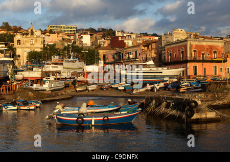 Boote in den kleinen Hafen Acitrezza, Aci Trezza, Sizilien, Italien Stockfoto