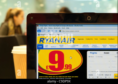 Die Ryanair-Website erschossen in einem Coffee-Shop-Umfeld (nur zur redaktionellen Verwendung: print, TV, e-Book und redaktionelle Webseite). Stockfoto