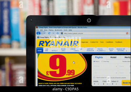 Die Ryanair-Website erschossen vor einem Bücherregal-Hintergrund (nur zur redaktionellen Verwendung: print, TV, e-Book und redaktionelle Webseite). Stockfoto