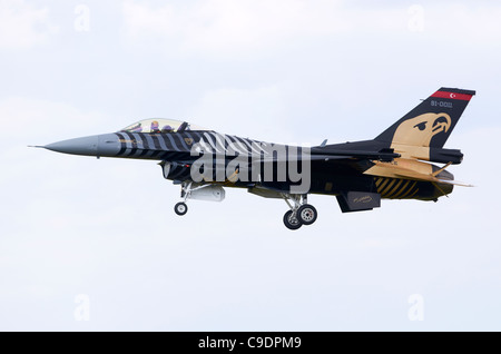 TUSAS F - 16CG Night Falcon Variante der f-16 Falcon, betrieben durch die türkische Luftwaffe, im Landeanflug auf RAF Fairford Stockfoto