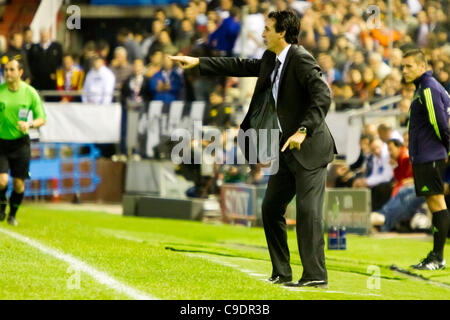 23.11.2011. Valencia, Spanien Fußball match zwischen Valencia Club de Futbol und KRC Genk, 5. Spieltag, Gruppe E, Champions-League---Unai Emery, Cheftrainer von Valencia CF, wie er seinen Spielern Anweisungen gibt Stockfoto