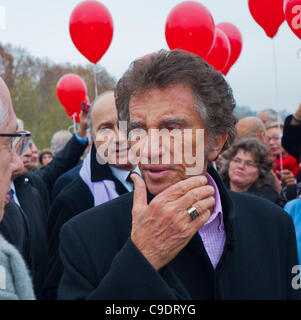 Paris, Frankreich, Jack lang, ehemaliger französischer Kulturminister der Sozialistischen Partei im Homage Memorial, sprach mit anderen Politikern auf der Straße, französisch Political Stockfoto