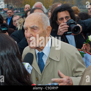 Paris, Frankreich, „Stephene Hessel“, französischer Schriftsteller, wird für französische Medien interviewt, in Menschenmengen, ältere Menschen, französischer Widerstand Stockfoto