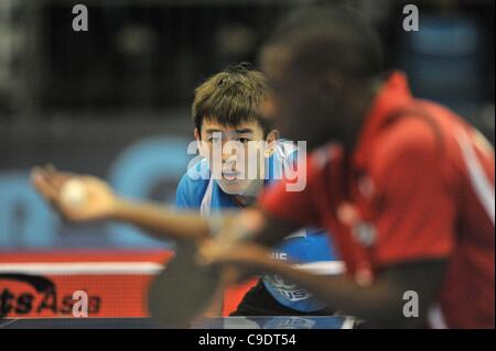 ExCel, LONDON, UK, Donnerstag, 24. November 2011. Chen Feng (Singapur) wartet für Darius Knight (England) zu dienen. ITTF Pro Tour Grand Finals. Tischtennis. London bereitet sich auf 2012 Stockfoto