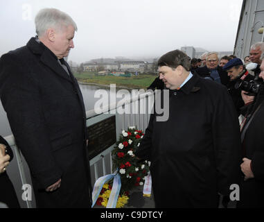 Bayerns Ministerpräsident Horst Seehofer (links), ehemaliger Vorsitzender der Sudeten Deutschen Landsmannschaft und Mitglied des Europäischen Parlaments Bernd Posselt (rechts) legen Kranz auf die Gedenktafel zum Gedenken der Opfer des so genannten Usti Massaker, wenn viele deutsche Zivilisten, am 3. Juli getötet wurde in Begleitung Stockfoto