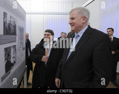 Bayerns Ministerpräsident Horst Seehofer (rechts), begleitet von Sudeten deutsche Landsmannschaft Vorsitzender und Mitglied des Europäischen Parlaments Bernd Posselt (links) Besuch Instituts Collegium Bohemicum in Usti Nad Labem, Tschechische Republik, Donnerstag, 24. November 2011.  (CTK Foto/Libor Zavoral) Stockfoto