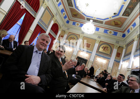 Bayerns Ministerpräsident Horst Seehofer (links), begleitet von Sudeten deutsche Landsmannschaft Vorsitzender und Mitglied des Europäischen Parlaments Bernd Posselt (zweiter von links) sind im Kaiser-Saal im Museum in Usti Nad Labem, Tschechische Republik, Donnerstag, 24. November 2011 gesehen.  (CTK Foto/Libor Zavoral) Stockfoto