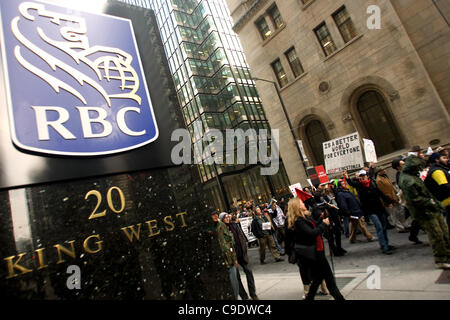 Toronto Ontario, Kanada - 24. November 2011. Demonstranten aus besetzen Toronto, London, Kingston und Ottawa beitreten Ontario Föderation Arbeit Mitglieder unter der Leitung von Sid Ryan durch die finanziellen Bezirk von Toronto zu marschieren. Stockfoto