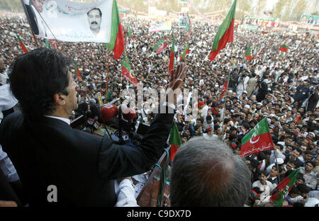 Tehreek-e-Insaf (PTI) Vorsitzender, Imran Khan Adressen, öffentliche Sitzung im Jhagra Village in Peshawar auf Freitag, 25. November 2011. Stockfoto