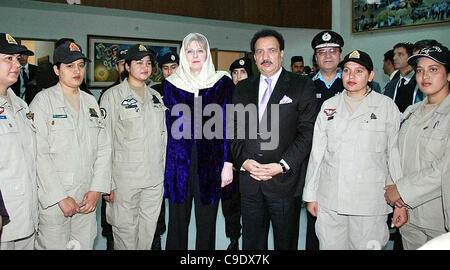 Ein Gruppenfoto der britische Innenminister, Theresa May und Bundesminister des Innern, Senator A.Rehman Malik mit Frauen Polizei FallschirmjГ bei besuchen im Polizeipräsidium Linien in Islamabad. Stockfoto