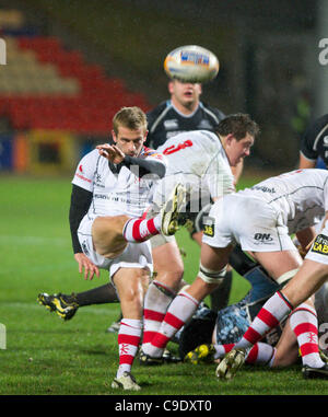 25.11.2011 RaboDirect PRO12 Rugby Union vom Firhill Stadium, Glasgow, Schottland. Glasgow Warriors V Ulster. Paul Marshall stellt in einem Fallrückzieher Stockfoto