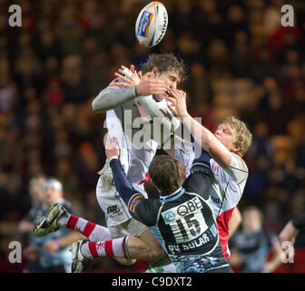 25.11.2011 RaboDirect PRO12 Rugby Union vom Firhill Stadium, Glasgow, Schottland. Glasgow Warriors V Ulster. Adam D'Arcy versucht, den Ball in der Luft Stockfoto