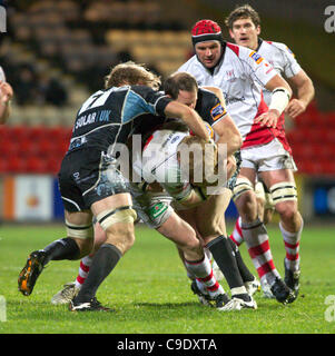 25.11.2011 RaboDirect PRO12 Rugby Union vom Firhill Stadium, Glasgow, Schottland. Glasgow Warriors V Ulster. Nevin Spence ist von John Barclay und Graeme Morrison eingewickelt Stockfoto