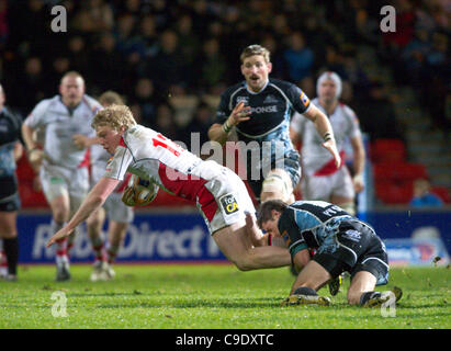 25.11.2011 RaboDirect PRO12 Rugby Union vom Firhill Stadium, Glasgow, Schottland. Glasgow Warriors V Ulster. Darren Ave ist von Henry Pyrgos in Angriff genommen. Stockfoto