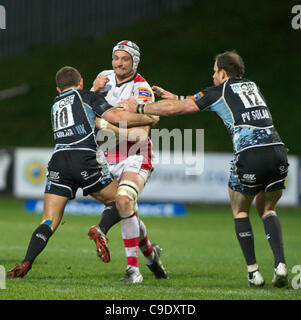 25.11.2011 RaboDirect PRO12 Rugby Union vom Firhill Stadium, Glasgow, Schottland. Glasgow Warriors V Ulster. Dan Tuohy nimmt den Ball in der Bewältigung von Duncan Weir und Graeme Morrison Stockfoto