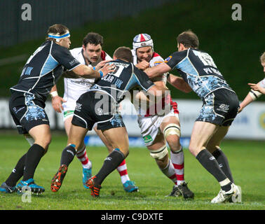 25.11.2011 RaboDirect PRO12 Rugby Union vom Firhill Stadium, Glasgow, Schottland. Glasgow Warriors V Ulster. Dan Touhy nimmt den Ball in der Bewältigung von Duncan Weir und Graeme Morrison Stockfoto