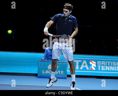 26.11.2011 London, England Roger Federer der Schweiz in seinem Halbfinale match gegen David Ferrer von Spanien im Tennis Barclays ATP World Tour Finals 2011 in der 02 Arena in London. Stockfoto