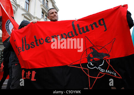 Antifaschistische Teilnehmer halten während einer Kundgebung gegen den Rechtsextremismus und das NPD-Parteizentrum der Neonazis in Leipzig ein Banner in deutscher "Selbstregierung" Stockfoto