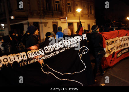 Antifaschistische Teilnehmer marschieren während einer Kundgebung gegen den Rechtsextremismus und Zentrum der rechtsextremen NPD-Partei in Leipzig Deutschland Stockfoto