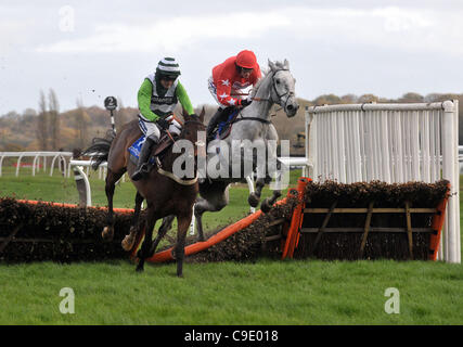 Rock auf Ruby geritten von Ruby Walsh nimmt das letzte und geht weiter von Empire Levant geritten von von Harry Derham in die Sportingbet Intermediate Hürde (registriert als The Gerry Feilden Hürde) bei Newbury Racecourse, Berkshire - 26.11.2011 - Kredit zu gewinnen: Martin Dalton/TGSPHOTO Stockfoto