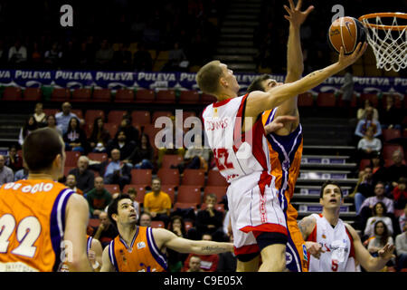 26.11.2011. Valencia, Spanien Basketball-match zwischen Valencia Basket Club und Assignia Manresa, Spieltag 9, Liga Endesa - Spanien---Micah Downs aus Assignia Manresa betritt der gegnerischen zone Stockfoto