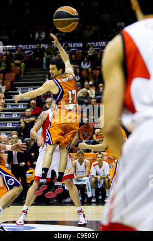 26.11.2011. Valencia, Spanien Basketball-match zwischen Valencia Basket Club und Assignia Manresa, Spieltag 9, Liga Endesa - Spanien---Rafa Martinez aus Valencia Basket Club versucht einen Pass von der gegnerischen Mannschaft zu erreichen Stockfoto