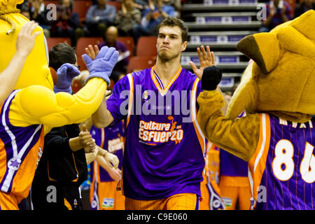 26.11.2011. Valencia, Spanien Basketball-match zwischen Valencia Basket Club und Assignia Manresa, Spieltag 9, Liga Endesa - Spanien---Thiago Splitter, NBA-Spieler von Valencia Basket Cub für einige Spiele salutiert Teamkollegen angestellt, bei der Eingabe des Gerichts Stockfoto