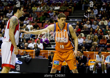 26.11.2011. Valencia, Spanien Basketball-match zwischen Valencia Basket Club und Assignia Manresa, Spieltag 9, Liga Endesa - Spanien---Sergei Lischuk aus Valencia Basket Club berührt Josh Asselin von Assignia Manresa in der Brust, seine Bewegungen zu folgen Stockfoto