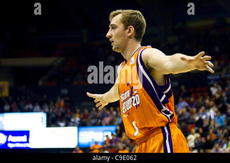 26.11.2011. Valencia, Spanien Basketball-Match zwischen Valencia Basket Club und Assignia Manresa, Spieltag 9 Liga Endesa - Spanien---Rishard Kuksiks aus Valencia Basket Club öffnet er seine Arme um seine Zone zu verteidigen Stockfoto