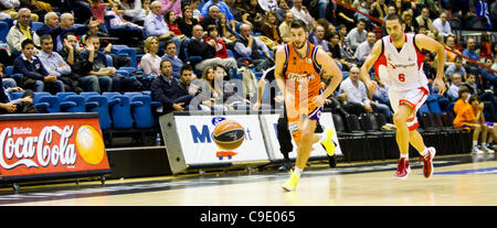 26.11.2011. Valencia, Spanien Basketball-match zwischen Valencia Basket Club und Assignia Manresa, Spieltag 9, Liga Endesa - Spanien---Stefan Markovic Form Valencia Basket Club und Javi Rodriguez für einen Ball während des Spiels Quartier 4rd Duell Stockfoto