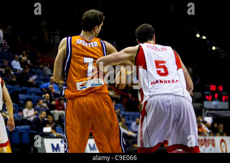 26.11.2011. Valencia, Spanien Basketball-Match zwischen Valencia Basket Club und Assignia Manresa, Spieltag 9 Liga Endesa - Spanien---Thiago Splitter aus Valencia Basket Club immer einen Bogen, wie er für eine Position in der Zone Josh Asselin von Assignia Manresa Duelle Stockfoto