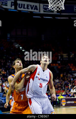 26.11.2011. Valencia, Spanien Basketball-match zwischen Valencia Basket Club und Assignia Manresa, Spieltag 9, Liga Endesa - Spanien---Thiago Splitter aus Valencia Basket Club und Josh Asselin von Assignia Manresa Duell für eine bessere Position in der zone Stockfoto