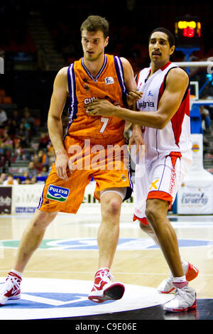 26.11.2011. Valencia, Spanien Basketball-match zwischen Valencia Basket Club und Assignia Manresa, Spieltag 9, Liga Endesa - Spanien---Thiago Splitter aus Valencia Basket Club und Kieron Achara aus Assignia Manresa Duell für eine Position in der zone Stockfoto